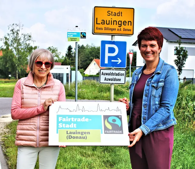 Stadträtin und Leiterin der Steuerungsgruppe Fairtrade-Stadt Lauingen Dr. Ursula Kigele (links) freut sich mit Lauingens 1. Bürgermeisterin Katja Müller über die Zertifizierung als Fairtrade-Stadt. Inzwischen sind sieben Schilder „Fairtrade-Stadt“ an den Zufahrten zu Lauingen aufgestellt. | Foto: Heike Siebert