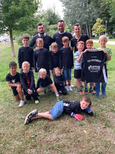 Das Team der F2-Jugend Fußball mit dem Trainerstab | Foto: Urheberrecht: C. Pilz