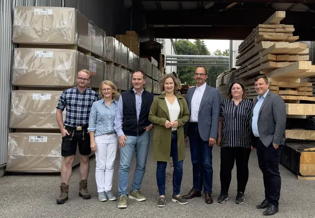 Beeindruckt von der Führung durch das Familienunternehmen Pletschacher (v.l.n.r. Junior-Chef Johannes Pletschacher seine Eltern Sandra und Peter Pletschacher) waren Landtagsabgeordnete Marina Jakob ((Mitte), Dasings Bürgermeister Andreas Wiesner, Aichachs FW-Stadträtin Bettina Stief und FW-Kreisvorsitzender Dr. Marc Sturm. | Foto: Daniel Mussack