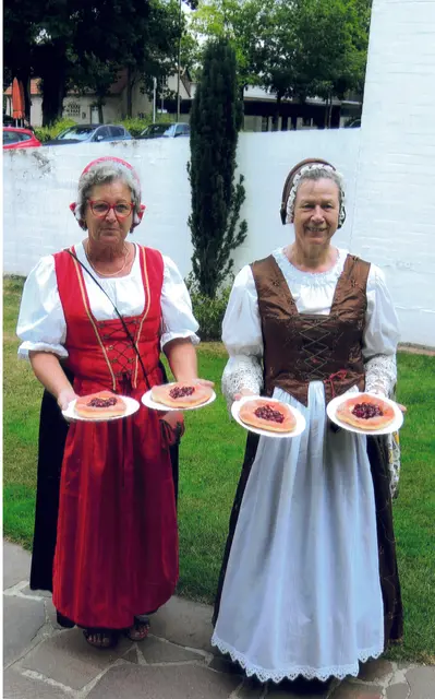 Barbara Zech und Christa Dworschak mit den leckeren Kirschküchlen vom Altstadtfest.