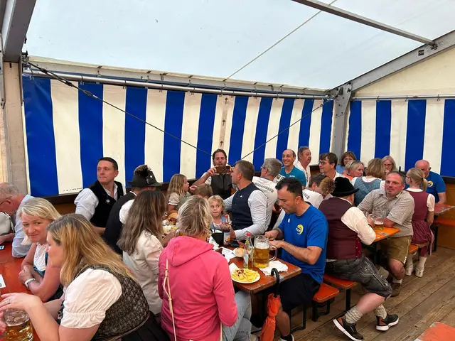 Feuchtfröhlich auch im Zelt! | Foto: Tom Nagel