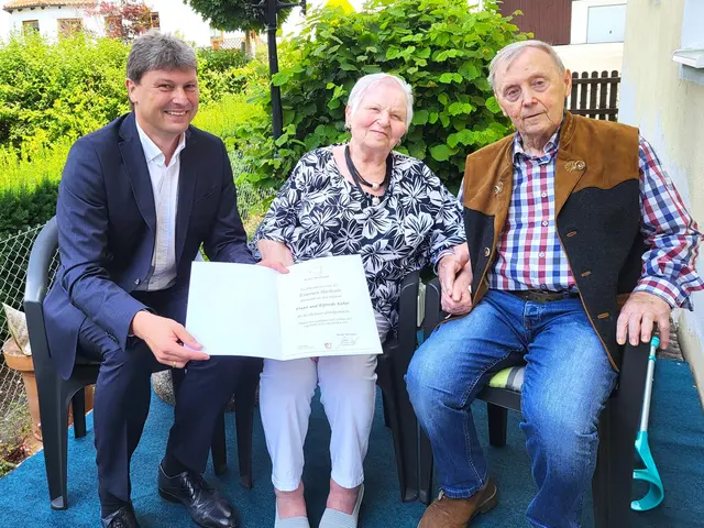 Meitingens Bürgermeister Michael Higl (links) gratulierte im Namen der Marktgemeinde  Elfriede (Bildmitte) und Franz Kober (rechts) zum Jubiläum der eisernen Hochzeit. | Foto: Peter Heider