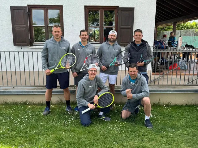 Die Herren 40 des TCW (v.l. Tim Nießl, Michael Kreutmayr, Peter Thurner (knieend), Markus Nitzlader, Gregor Triltsch (knieend), Dominik Chalinski) wollen dieses Jahr unbedingt die Meisterschaft holen und den Titel nach Wittelsbach holen!