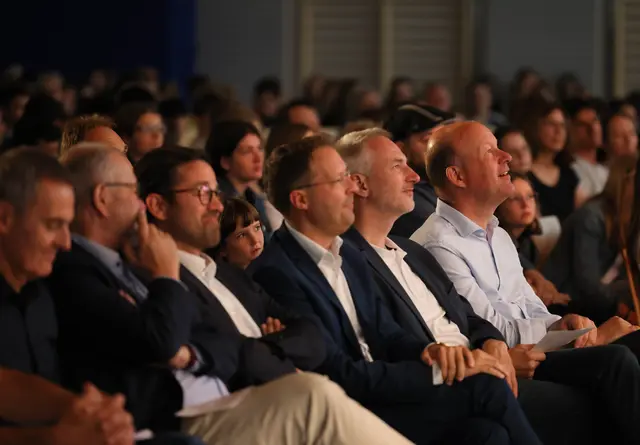 Bei der diesjährigen Abschlussveranstaltung des Schreibwettbewerbs in der Dreifachturnhalle des Gymnasiums Königsbrunn herrschte großer Andrang, um einigen jungen Autorinnen und Autoren beim Vortragen ihrer Texte zuzuhören. Auch Landrat Martin Sailer (rechts) war im Publikum und von den Geschichten begeistert. | Foto: Lina Prinzensing