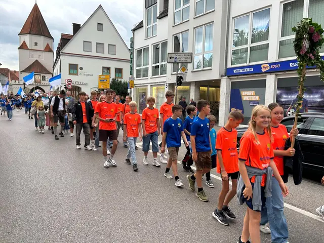 Viel Spaß hatten die bunte TCWler-Truppe beim Aufmarsch zum Aichacher Volksfest! | Foto: Tom Nagel