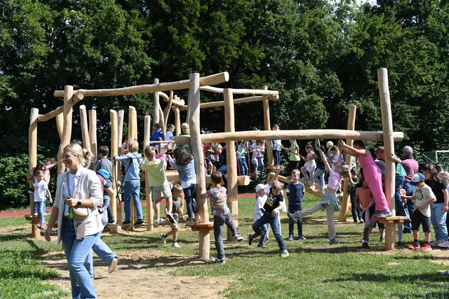 Bei der Einweihung des neuen Niedrigseilgartens an der Grundschule Adelsried-Bonstetten ging es schnell hoch hinaus. | Foto: Ursula Puschak