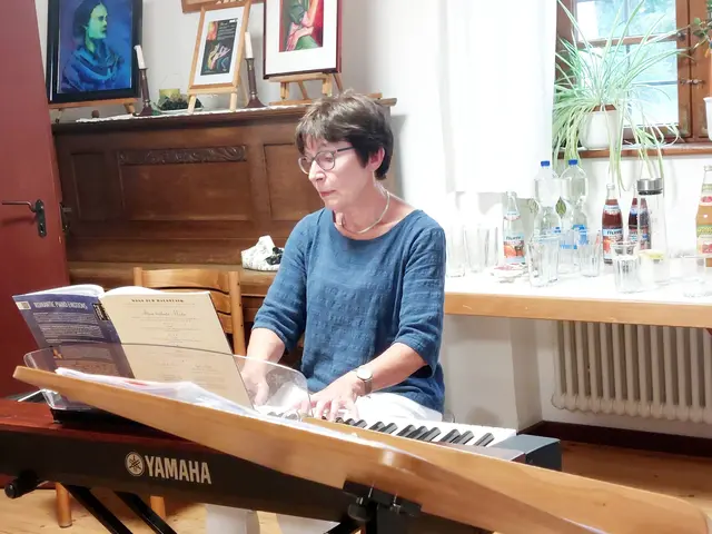 Christine Fischer sorgt mit ihrem E-Piano für musikalischen Hochgenuß | Foto: Copyright by Luis Walter
