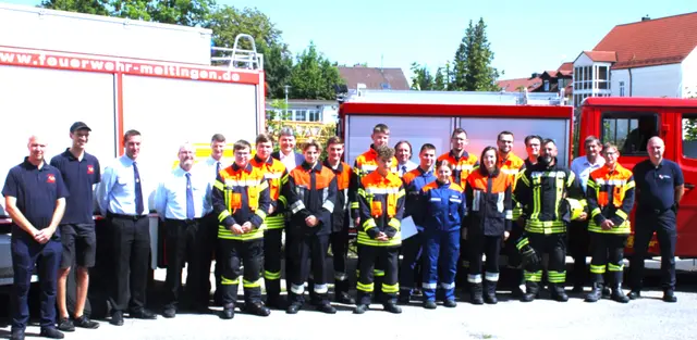Freuten sich über die erfolgreich abgeschlossen Ausbildung (von links) Patrick Franta, Manuel Kraus (Kommandanten FF Biberbach), Markus Schmidt (Komandant  FF Meitingen), Hans Peukert, Daniel Specht, Niklas Perkel, Aaron Liepert, Bürgermeister Michael Higl, Jonathan Graf, Felix Eckerl, Sebastian Regler, Julian Baumann, Jürgen Schmitt, Moritz Brummer, Vroni Eberle, Tommy Reisenhauer, Nina Nüssel, Maximilian Pichler, Matthias Fay (Kommandant FF Langenreichen), Ion Cazimir, Lehrgangsleiter Anton Kraus, Julian Kastner, Kreisbrandmeister Bernd Schreiter. | Foto: Peter Heider