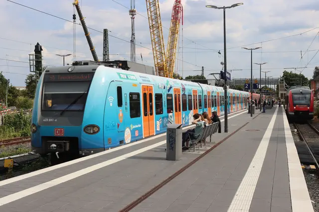 Einfahrt der blauen S-Bahn in Friedrichsdorf