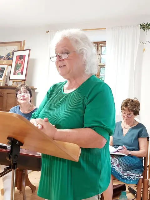 in der schwäbischen poestischen Lesung bringt auch die Vorsitzende der Matzenhoener Gilde lustige Ereignisse aus ihrem Leben in Gedichtform | Foto: Copyright by Luis Walter