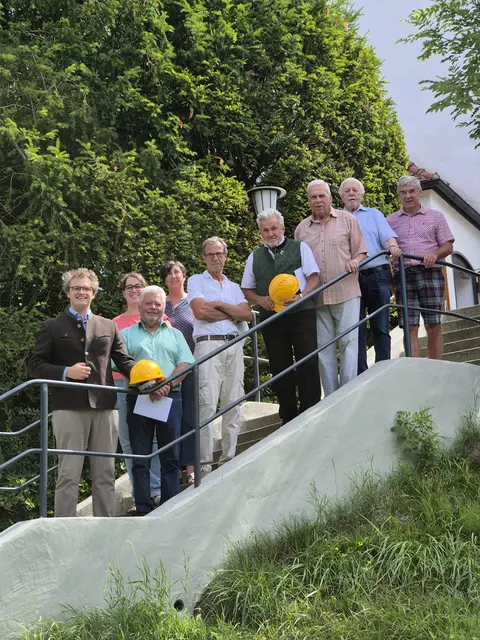 Unter der Bauleitung von Klaus Diesenbacher sowie Helmut Lenzgeiger sowie unter Mitarbeit von Wolfgang Ostermeier und Artur Mayr wurde die Kirchentreppe renoviert. Kirchenpfleger Max Götz und Ludwig Lenzgeiger sowie Pfarrgemeinderat und Kirchenverwaltung dankten den Arbeitern für Ihren großen Einsatz.