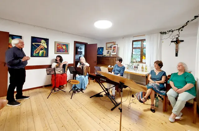 Johann Jörg, der Maler der ausgestellten Kunstwerke bedankt sich für den schönen und amüsanten Abend, den die fünf Damen gestaltet haben | Foto: Copyright by Luis Walter