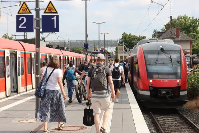 Umsteiger von der S5 auf die Taunusbahn