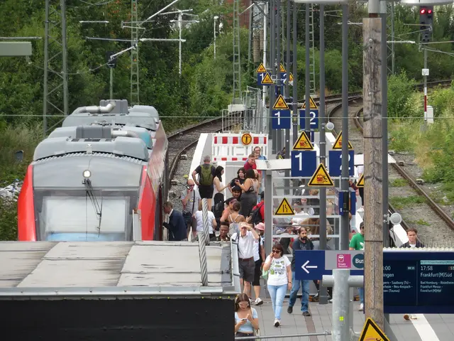Umsteiger von der Taunusbahn auf die abgefahrene S5
