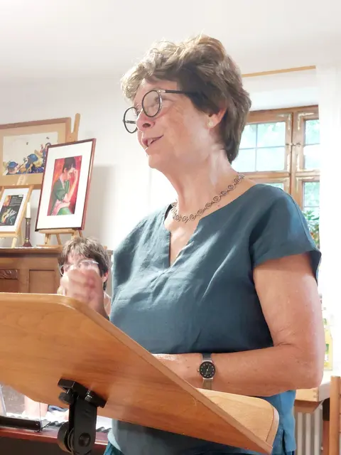 Marianne Günl liest unterhaltsame Poesie ins ihrer schwäbischen Mundart | Foto: Copyright by Luis Walter