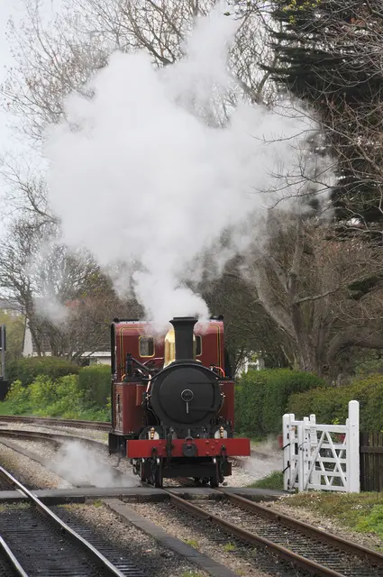 Bild 1: Es scheint sich um eine sehr kurze Dampflok zu handeln.