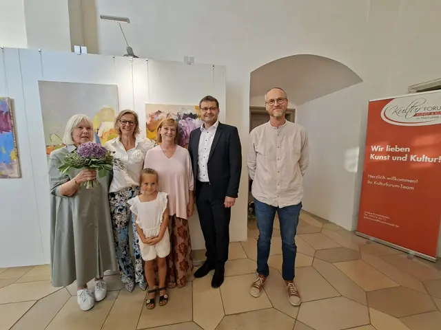 Gabriele Gruss-Sangl, Annette Richert-Krötz im Vordergrund ihre Tochter Anna, Elisabeth Lachenmair, Bürgermeister Stephan Karg, Manfred Heisler | Foto: Claudia Kohout