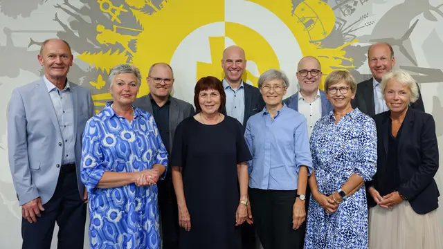 Gerhard Gerum (Grundschule Walkertshofen), Renate Wipfler (Leopold-Mozart-Grund-schule Leitershofen), Stefan Bader (Staatliches Schulamt), Brigitte Endres (Grundschule Neusäß--Steppach), Alexander Graßer (Staatliches Schulamt), Christine Mayr (Grund- und Mittelschule Diedorf), Thomas Adleff (Staatliches Schulamt), Astrid Scherer (Grundschule Aystetten), Landrat Martin Sailer und Elisabeth Wieland (Staatliches Schulamt). | Foto: Lina Prinzessing 
