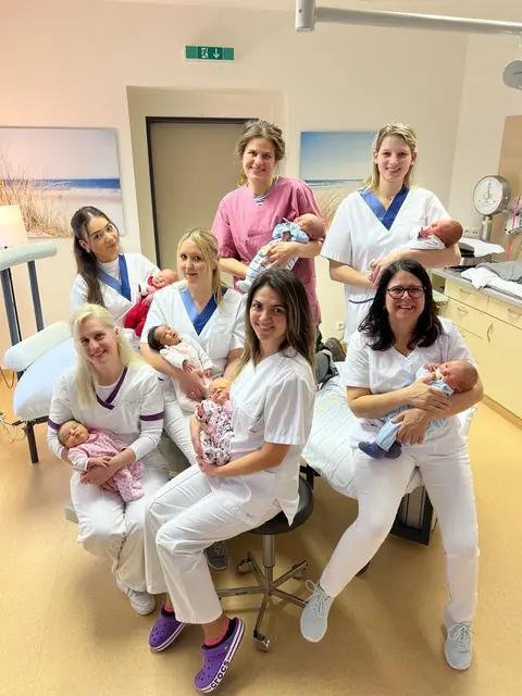 Das Team in der gynäkologischen Abteilung sowie im hebammengeführten Kreissaal um Chefarzt Jan Olek, sie alle kümmern sich aufmerksam und fürsorglich um die Frauen mit und ohne Schwangerschaft und um die Babys.  | Foto: KHDW