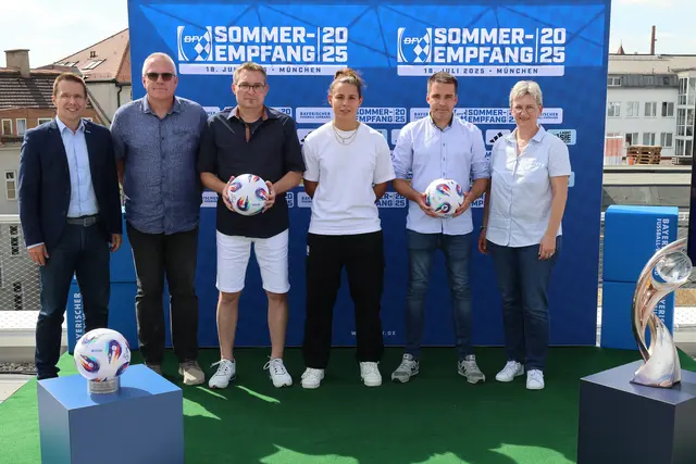 (v.l.) BFV-Präsident Christoph Kern, Kreis-Vorsitzender Thomas Künzel, Andreas Halma (JFG Lech-Schmutter), Lena Oberdorf (FC Bayern München), Matthias Geyer (FC Affing), BFV-Vizepräsidentin Silke Raml | Foto: Philipp Schmatloch / BFV