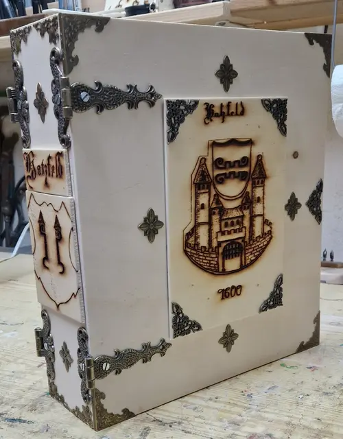 Geschichte Hatzfelds in rustikalen Akten: