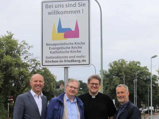 v.r.n.l.: Bürgermeister Roland Eichmann, Stadtpfarrer P. Steffen Brühl (katholisch), Pfarrer Dr. Falko von Saldern (evangelisch) und Gemeindeleiter Walter Schaller (neuapostolisch) stehen bei dem neuen Ortseingangsschild der Kirchen an der Augsburger Straße vor dem Einrichtungshaus Segmüller. | Foto: Dr. Franz Muhr