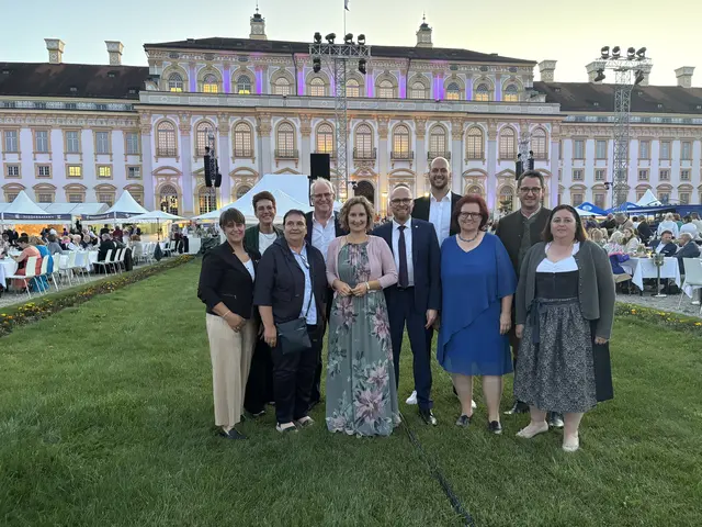 Bildunterschrift: v.l.n.r.: Steffi Jekle, Sibylle Löhle, Susanne Ahle, Erhard Friegel, MdL Marina Jakob, Staatsminister Dr. Fabian Mehring, Dominik Förg, Claudia Schuster, Manfred Riedelsberger, Bettina Stief | Foto: (c) Elias Braun