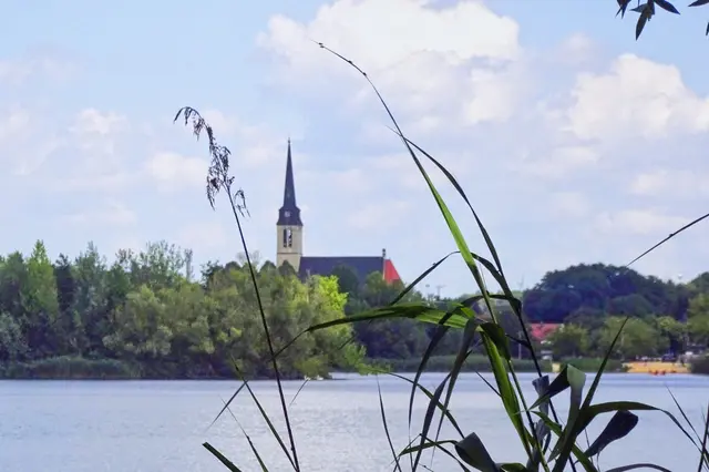 der Difurter See mit der St. Bonifatius Kirche