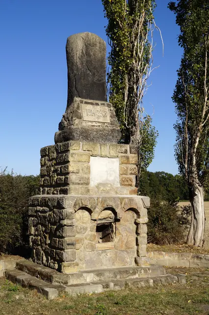 Kriegsgefangenendenkmal aus dem 1. Weltkrieg. Es wurde im Jahre 1915 von den Gefangenen selbst errichtet.