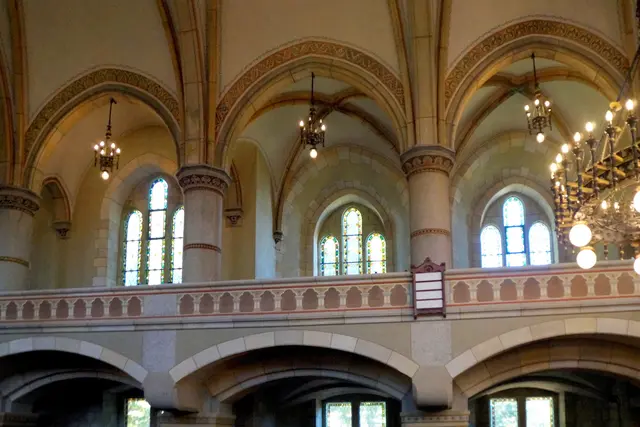 Empore mit Kreuzgewölben