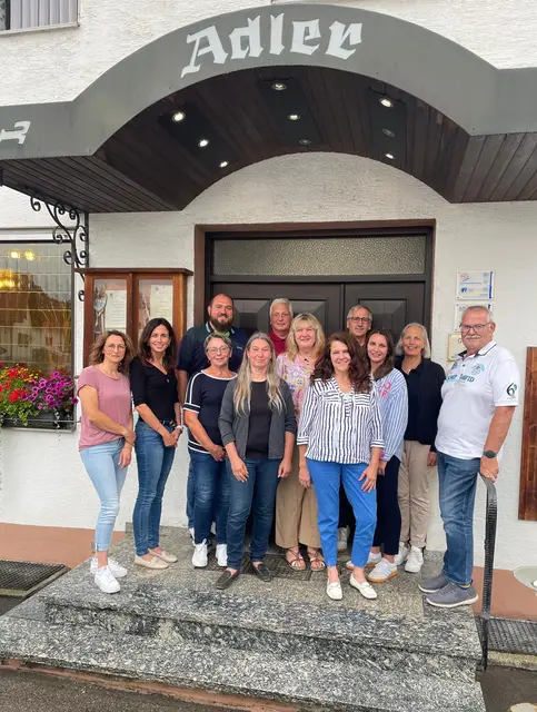 Das Bild zeigt: (von links) Nicole Eser, Sabine Kanzler, Christian Bausch (Polizei), Beatrix Hacker, Zweite Bürgermeisterin und Referentin für Jugend und Soziales Martina Wenni-Auinger, Klaus Willetal, Gabriele Weinmann, Barbara Walczer, Thorsten Brucker, Kathrin Lattus (Konrektorin der Grundschule Burgau), Sabine Maar (Rektorin der Grundschule Burgau), Peter Eisele (Kreisverkehrswacht).