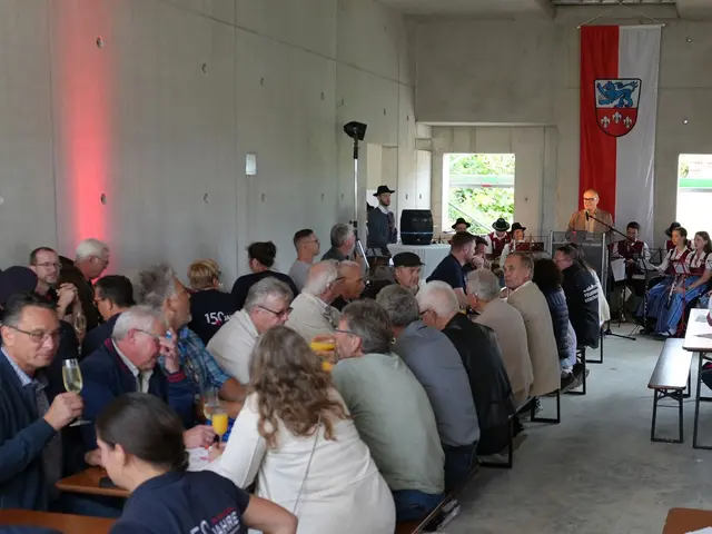Zahlreiche Bürgerinnen und Bürger, Vertreter des Stadtrates und der Verwaltung sowie Mitglieder der Freiwilligen Feuerwehren versammelten sich, um gemeinsam einen wichtigen Meilenstein auf dem Weg zur Fertigstellung des neuen Feuerwehrhauses der FFW Edenbergen zu feiern. | Foto: Stadt Gersthofen (Kai Schwarz)