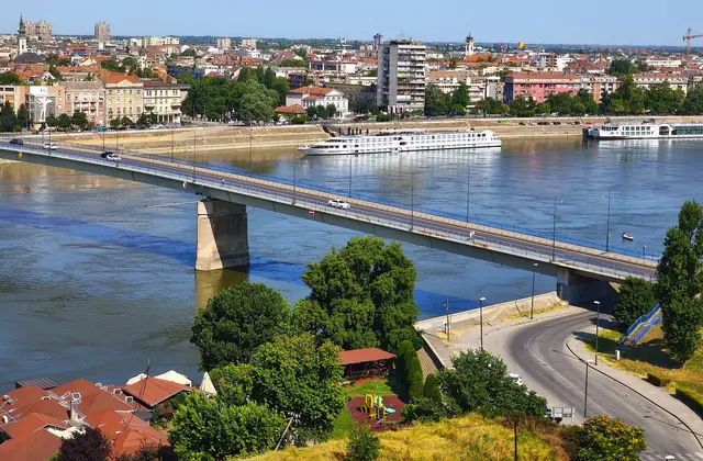 Blick von der Festung Petrovaradin auf Novi Sad und die Donau mit unserem Schiff. | Foto: Shima Mahi