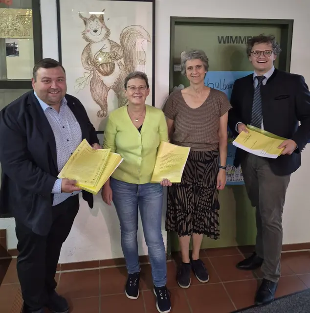 Bürgermeister Bernhard, Ute Math, Gertrud Heisler und Koordinator des Wettbewerbs Ludwig Lenzgeiger gaben den Autorinnen und Autoren ihre Werke zurück und garnierten diese mit einer Kugel Eis. Aus dem Hintergrund grüßt Schulmaskottchen Vindelix.