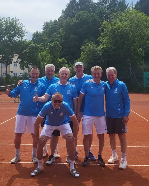 Kämpfen im Jahr 2026 in der Landesliga 1 für den TC Adelsried, v.l.: Dr. Wolfgang Adlassnig, Antonio Arcuri, Hermann Pötzl, Christian Scherer, Markus Leuschner, Hans Asam und Tilo Soergel (Es fehlen Reinhold Berger und Bernd Schuster.) 