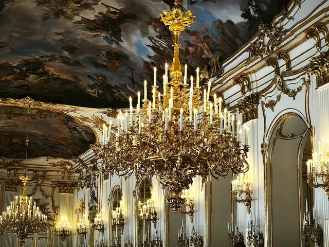 Schöne Deckenmalerei und prächtige Kronleuchter | Foto: Shima Mahi