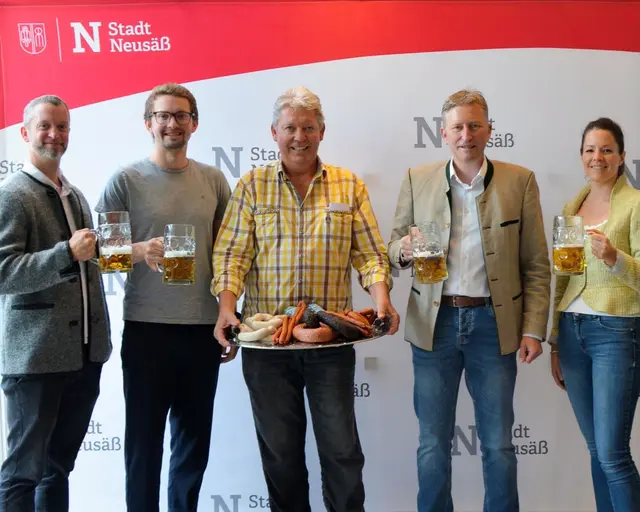 (v.l.n.r. Florian Laritz Kulturbüro, Festwirte Werner Schmid junior und Werner Schmid senior, Erster Bürgermeister Richard Greiner und Kulturbüro Leiterin Veronika Wanninger) | Foto: Stadt Neusäß
