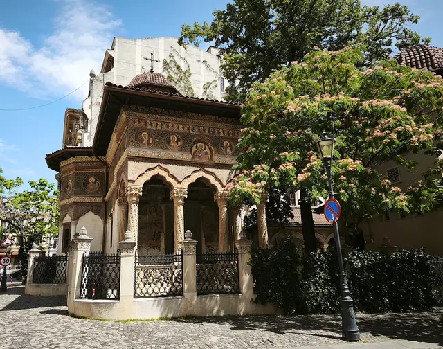 Mitten im Zentrum von Bukarest steht eine kleine sehenswerte Kirche. | Foto: Shima Mahi