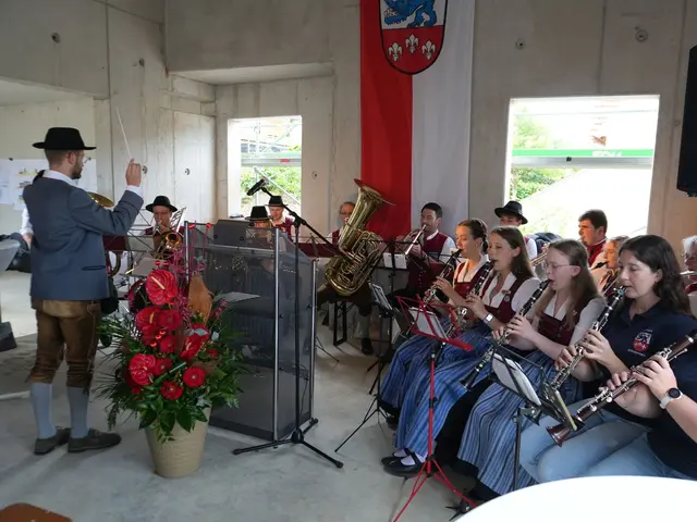 Musikalisch begleitete das Richtfest in Edenbergen der Musikverein Batzenhofen. | Foto: Stadt Gersthofen (Kai Schwarz)