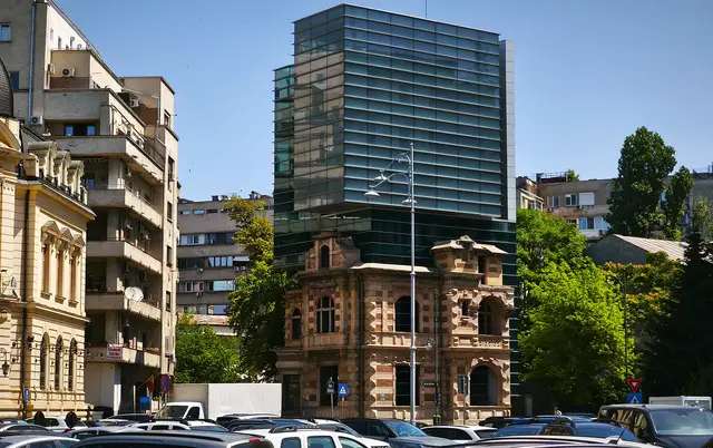 Aus Alt mach Neu: Auf das alte Gebäude wurde ein modernes Hochhaus gebaut. | Foto: Shima Mahi