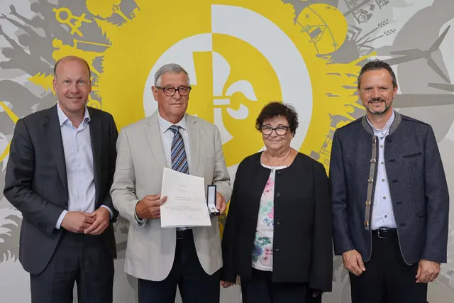 Von links: Landrat Martin Sailer, Otto Trieb, Anni Trieb und Gessertshausens Bürgermeister Jürgen Mögele. | Foto: Lina Prinzensing