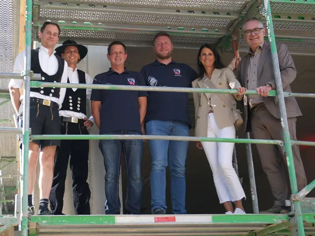 Von links: Konstantin und Kilian Hillebrand (Holzbau Hillebrand) sowie Andreas Moser (1. Vorstand Feuerwehrverein FFW Edenbergen), Daniel Lutz (1. Kommandant FFW Edenbergen), Kathrin Luxenhofer (Architektin Ingenieurbüro Bestler) sowie Michael Wörle, Erster Bürgermeister, feierten gemeinsam mit vielen Gästen das Richtfest in Edenbergen. | Foto: Stadt Gersthofen (Kai Schwarz)