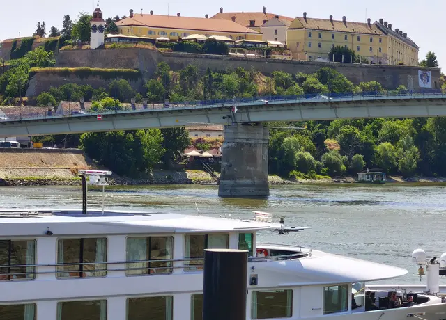 Die Festung Petrovaradin ist auf einem Vulkanfelsen errichtet worden. | Foto: Shima Mahi
