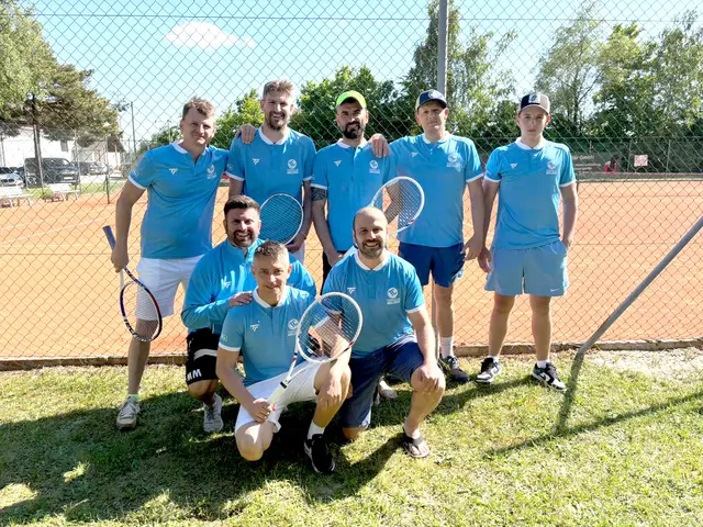 Die erste Herrenmannschaft sorgte in der Südliga 4 für Siege für den TC Adelsried. Dass diese Serie sicht im Jahr 2026 in der Südliga 3 fortsetzt, gilt es zu hoffen. Hier zu sehen: Valentin Deaconu, Sebastian Mayer, Ronny Cekan, Marius Hauptkorn, Marco Montazem, Marcel Montazem, Dominik Herrmann, Aaron Cekan.