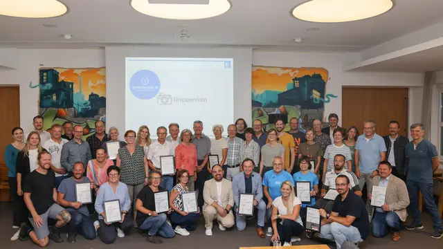 Die strahlenden Preisträgerinnen und Preisträger vom STADTRADELN 2025 wurden vom Stellvertretenden Landrat Dr. Michael Higl und Mobilitätsmanagerin des Landkreises Augsburg, Franziska Marzog, ausgezeichnet. | Foto: Lina Prinzensing