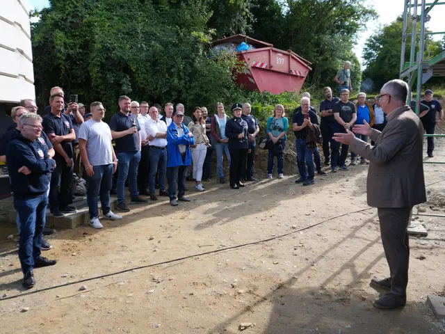 Michael Wörle, Erster Bürgermeister, freute sich über das erreichte Etappenziel und begrüßte die Gäste des Richtfests in Edenbergen. | Foto: Stadt Gersthofen (Kai Schwarz)