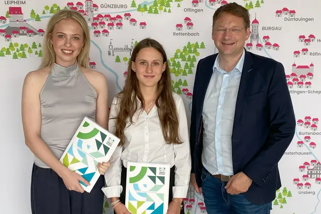 Landrat Hans Reichhart mit den Medizinstipendiatinnen Leni Belle (links) und Hannah Weikert bei der Vertragsunterzeichnung. | Foto: Benjamin Sigmund/Landratsamt Günzburg 