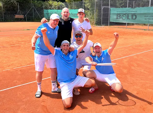 Grund zum Jubel gab es auch bei der Herren II des TC Adelsried, nämlich für den Meistertitel in der Südliga 6. Hier zu sehen: Andreas Hiltenbecher, Florian Hoppe, Aaron Cekan, Jürgen Risinger, Thorsten Milchert und Thomas Meir.
