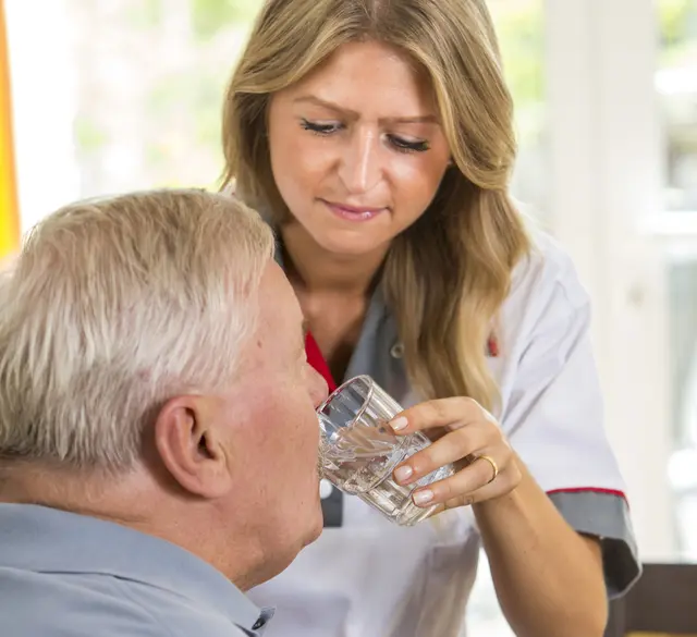Ältere Menschen vergessen oft das Trinken, da ihr Durstgefühl nachlässt. | Foto: AOK-Bundesverband