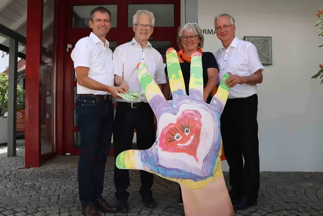 Kolpingsfamilie Bad Wörishofen spendet 800 Euro aus dem Erlös beim Bad Wörishofener Stadtfest.